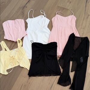 6 pieces of garage and Aritzia. Two dresses and four tops all size extra small.